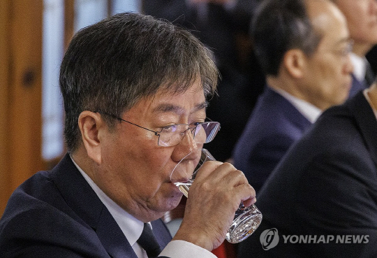 김대기 대통령비서실장이 29일 서울 삼청동 총리 공관에서 열린 고위당정협의회에 참석해 물을 마시고 있다. 연합뉴스